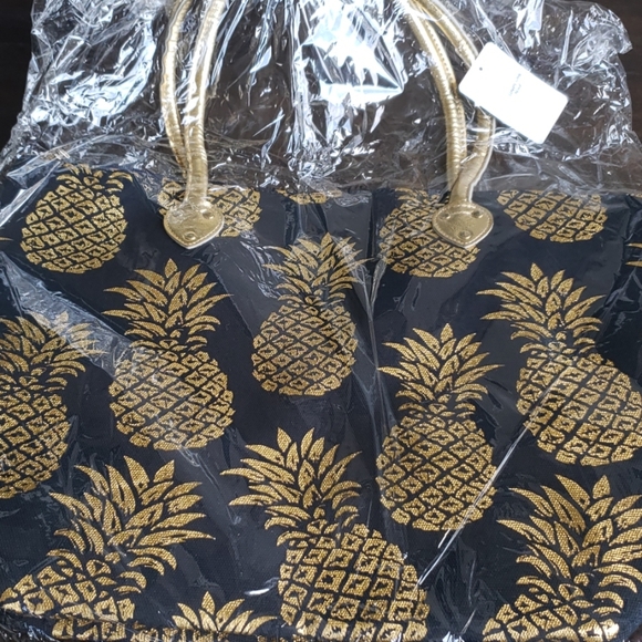 Handbags - NWT Pineapple Tote